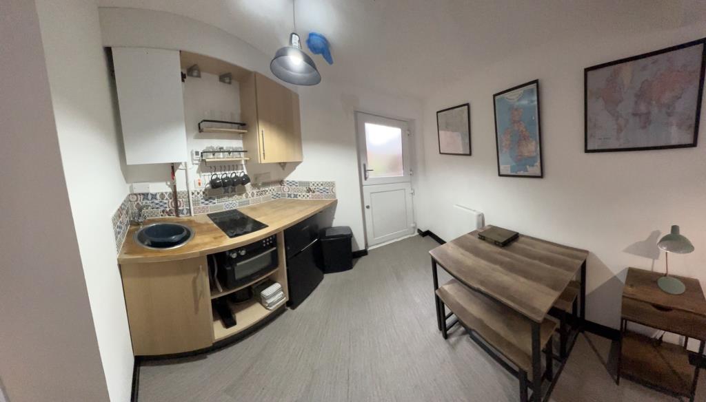 Lot: 70 - TOWN CENTRE BUILDING WITH OFF-ROAD PARKING - 